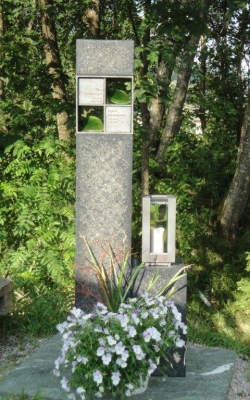Grabanlage, Urnengrab mit Grabstele, Tauerngrün - Stein & Design Schwarzenbacher Uttendorf Pinzgau