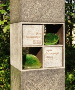 Urnengrab mit Glaselement, Glas, Grabstein mit Glas, Schriftplatte mit Glas, Stein & Design Schwarzenbacher