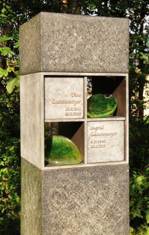 Urnengrab mit Glaselement, Glas, Grabstein mit Glas, Schriftplatte mit Glas, Stein & Design Schwarzenbacher