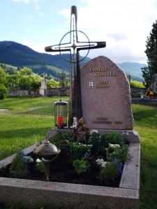 Familiengrab Schmiedekreuz; Multicolor rot, Granit, Stein & Design Schwarzenbacher Steinmetzmeisterin und Bildhauerin